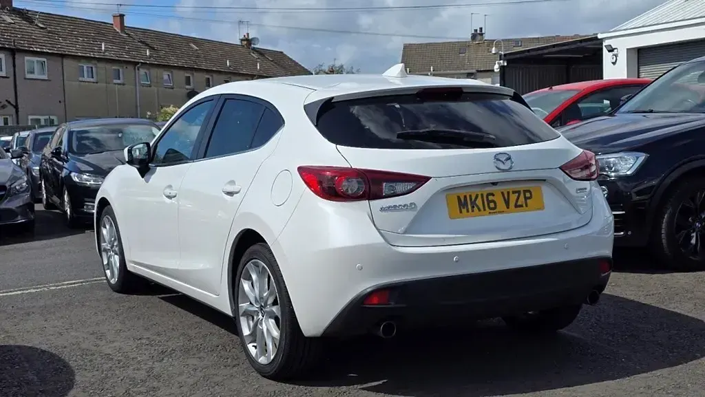 Used Mazda 3 Inclusive 120 HP (88 kW) 2016 White Hatchback