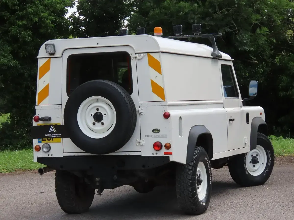 Used Land Rover Defender 122 HP (89 kW) 2009 White Estate