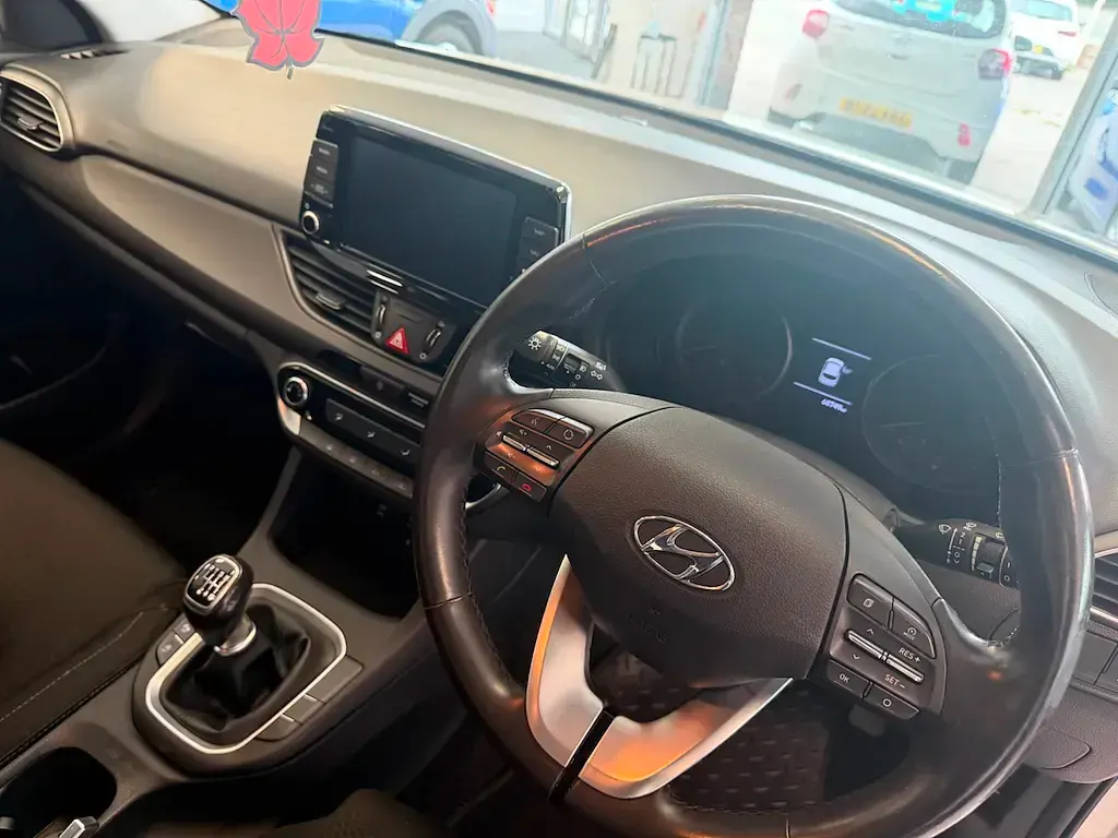 Used Hyundai i30 SE 120 HP (88 kW) 2017 White Hatchback