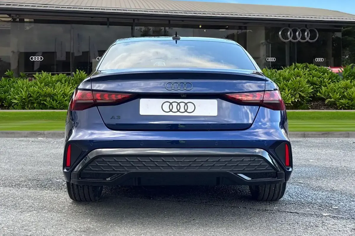 Ny Audi A3 Black Edition 2025 Blå Sedan
