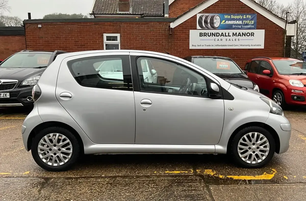 Second-hand Toyota Aygo Platinum 2009 Argintiu Hatchback