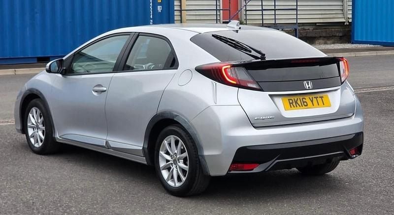 Begagnad Honda Civic S 120 HK (88 kW) 2016 Silver Halvkombi