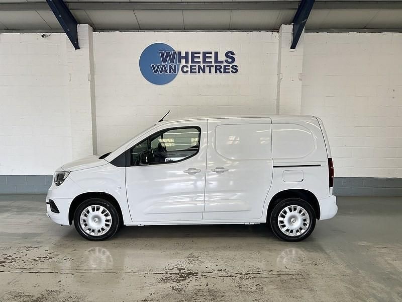 Used Vauxhall Combo S 100 HP (73 kW) 2023 White MPV
