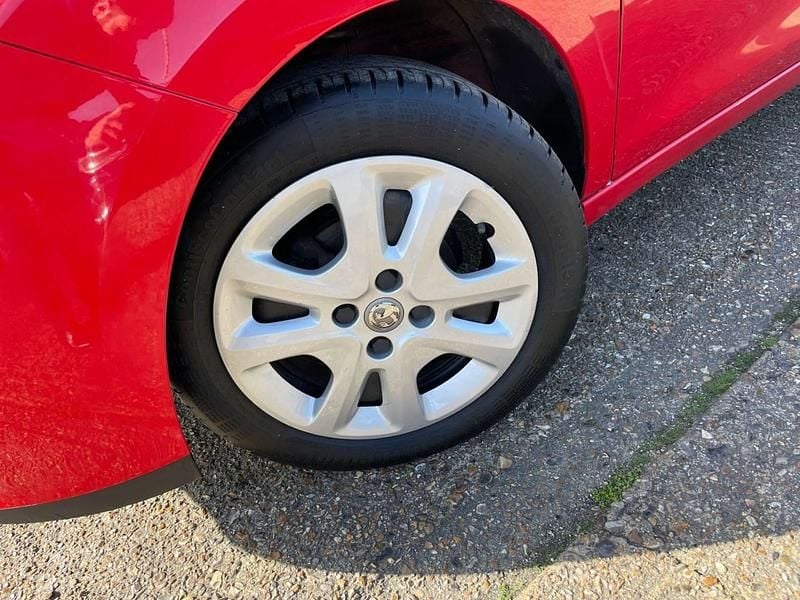 Used Vauxhall Viva 75 HP (55 kW) 2016 Red Hatchback