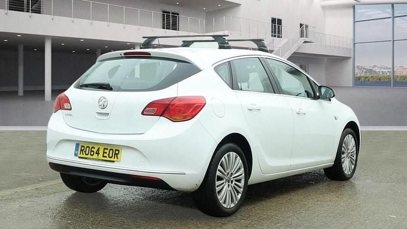 Used Vauxhall Astra Excite 2014 White Hatchback