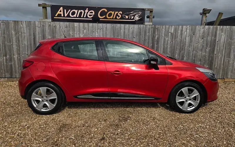Used Renault Clio Dynamique 73 HP (53 kW) 2016 Red Hatchback