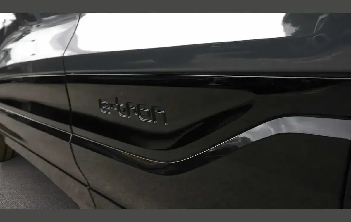 Begagnad Audi Q6 e-tron S-Line 225 kW (306 HK) 2025 Grå SUV