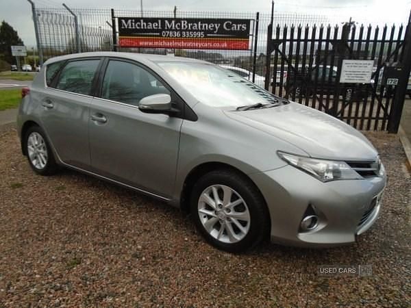 Usado Toyota Auris 132 HP (97 kW) 2014 Cinzento Citadino
