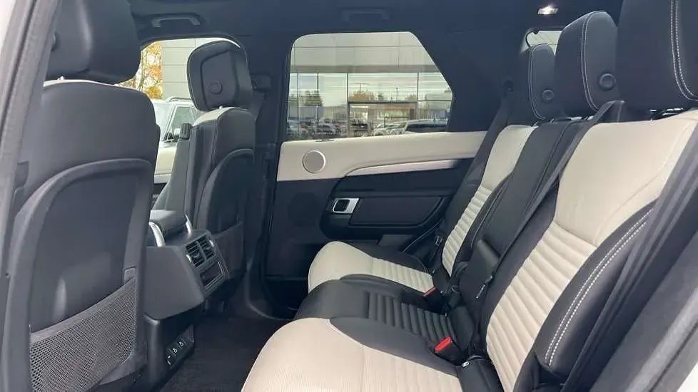 Usado Land Rover Discovery 5 SE Dynamic 300 CV (220 kW) 2022 Blanco SUV