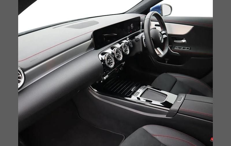 Begagnad Mercedes CLA180 Executive 134 HK (98 kW) 2025 Blå Sedan