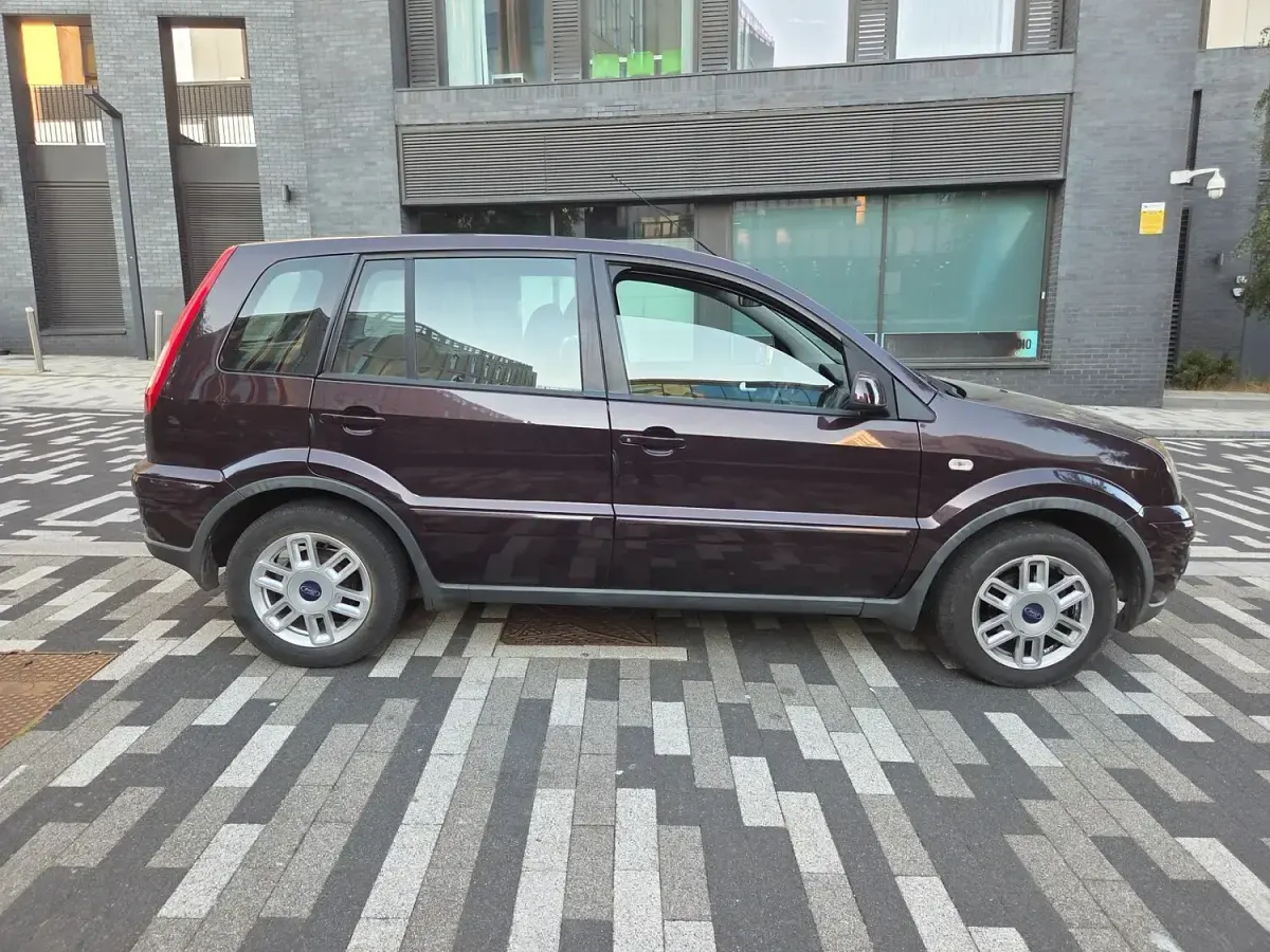 Used Ford Fusion Zetec 68 HP (50 kW) 2009 Red Hatchback