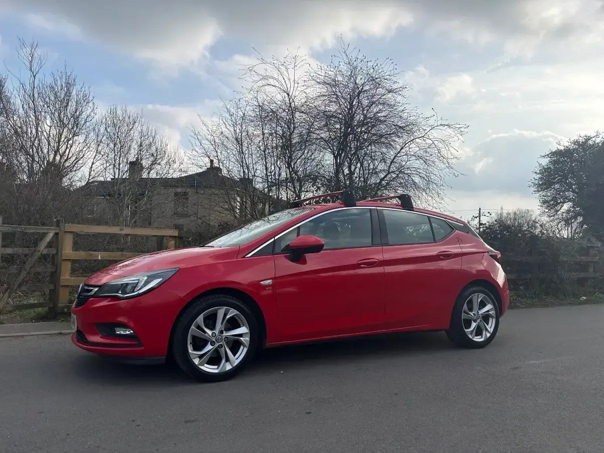 Used Vauxhall Astra SRi 105 HP (77 kW) 2016 Red Hatchback