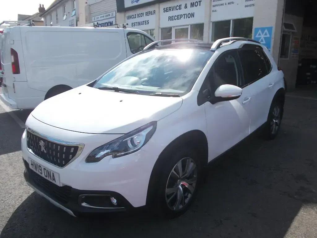Used Peugeot 2008 Allure Premium 110 HP (80 kW) 2019 White SUV