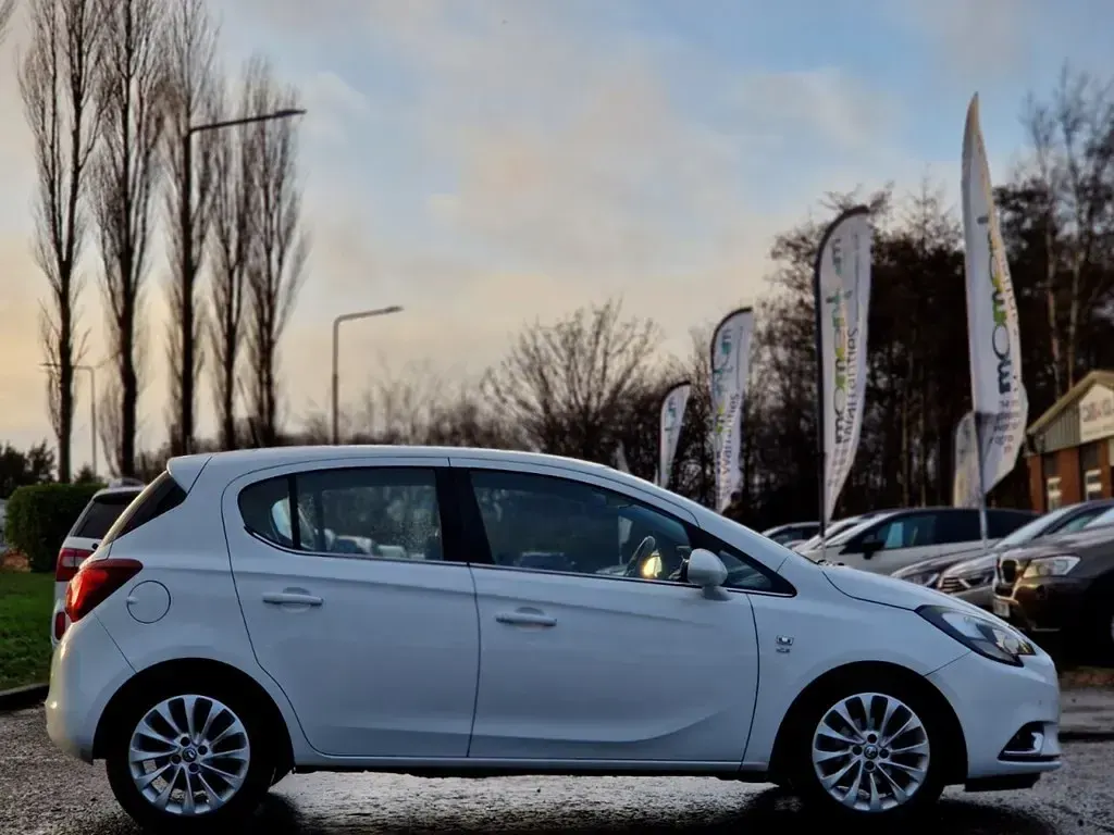 Used Vauxhall Corsa 89 HP (65 kW) 2015 White Hatchback