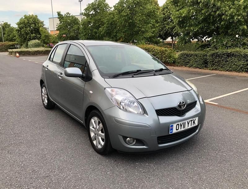 Silver Used 2011 Toyota Yaris Hatchback | £1,995 (Good price) - Image 1/4