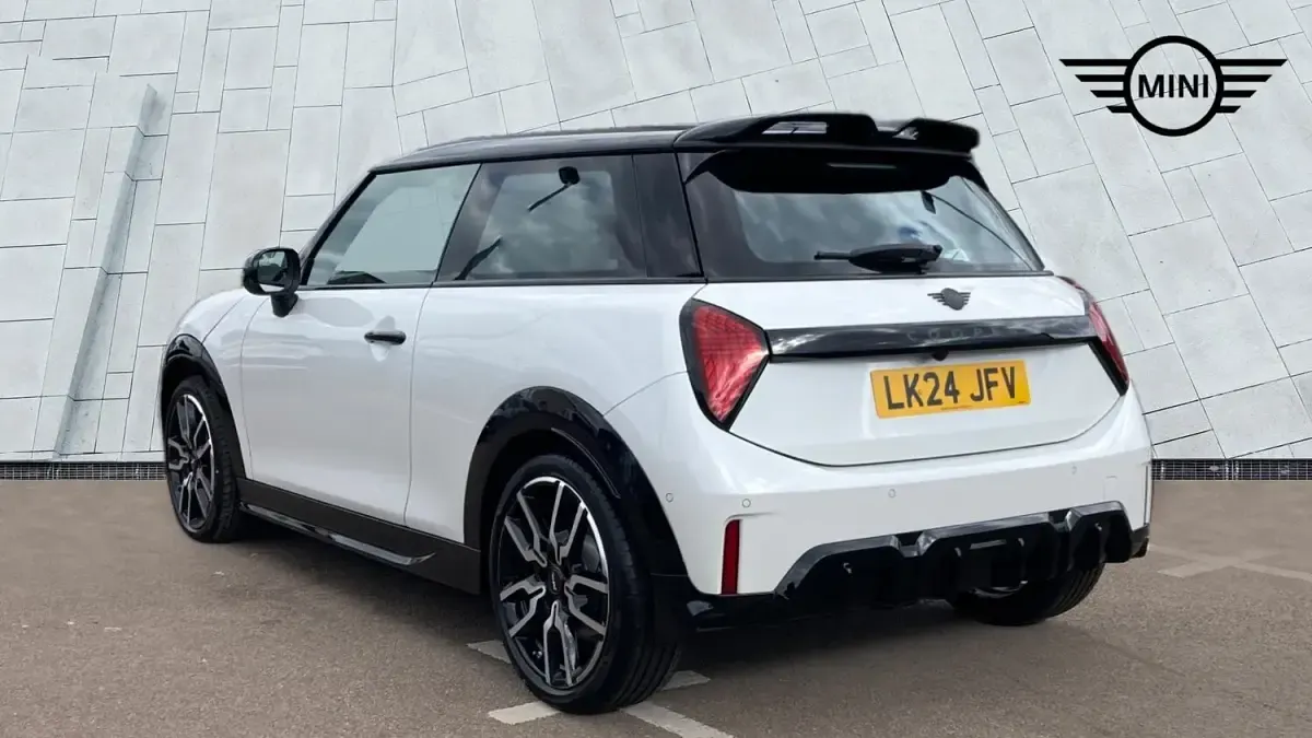 Used Mini Cooper Hatch 154 HP (113 kW) 2024 White Hatchback
