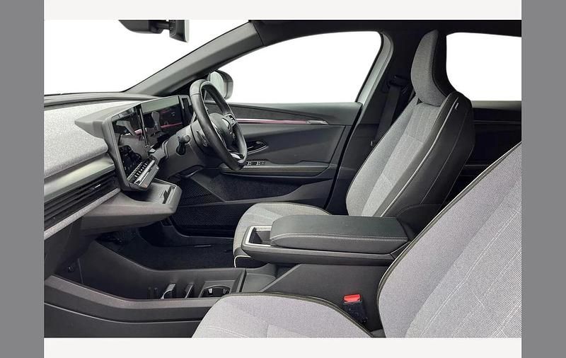 Used Renault Megane E-Tech Techno 159 kW (217 HP) 2023 Glacier white Hatchback