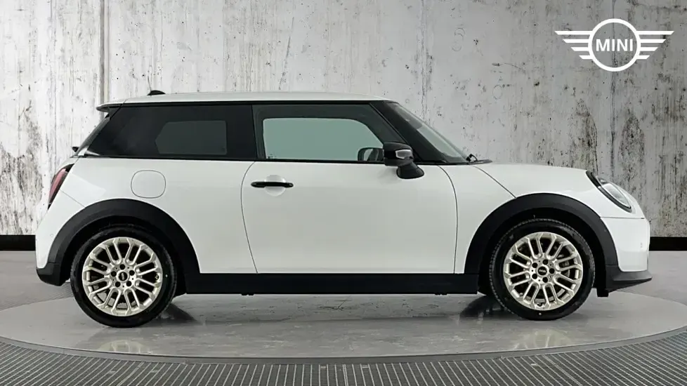 Used Mini Cooper Hatch 154 HP (113 kW) 2024 White Hatchback