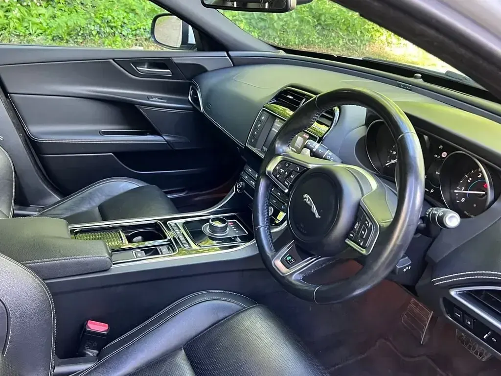 Używany Jaguar XE Ingenium 200 KM (147 kW) 2018 Biały Sedan/Limuzyna