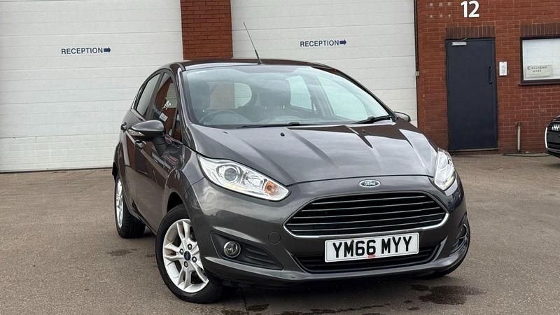 Begagnad Ford Fiesta Zetec 2016 Grå Halvkombi