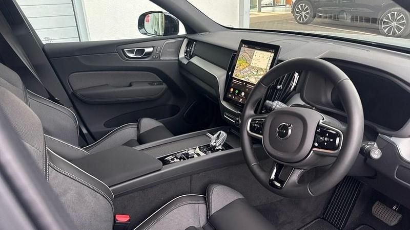 New Volvo XC60 Plus 247 HP (181 kW) 2026 Grey SUV