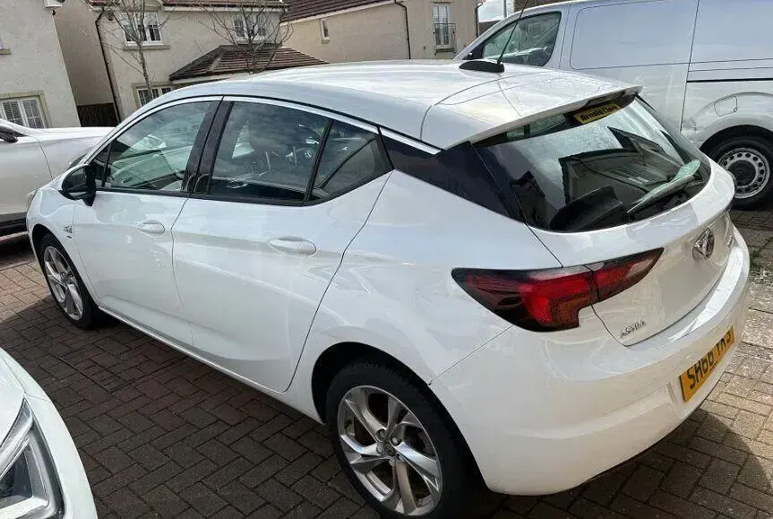 Used Vauxhall Astra SRi 150 HP (110 kW) 2016 White Hatchback