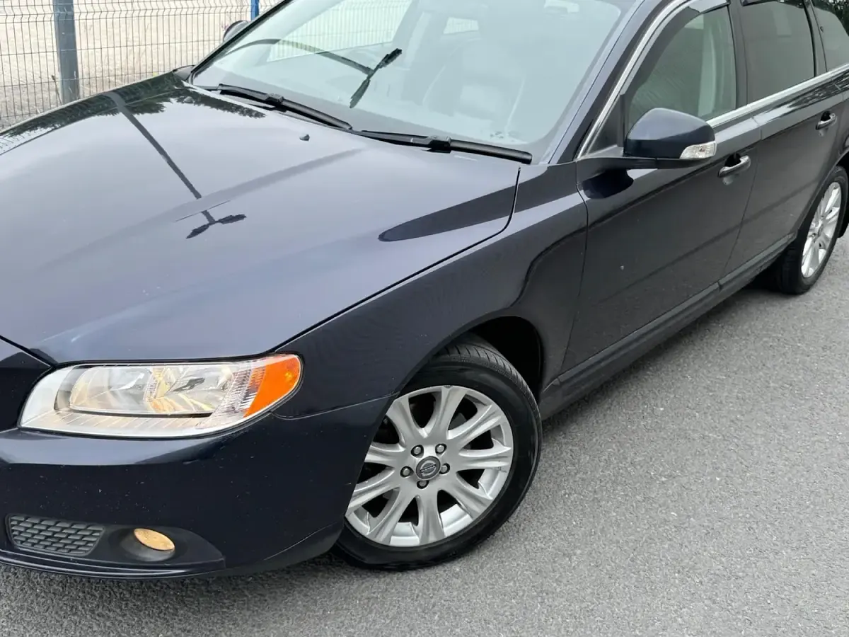Used Volvo V70 SE 2010 Blue Estate