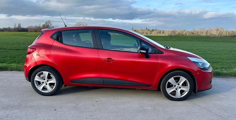 Used Renault Clio IV Play 75 HP (55 kW) 2015 Red Hatchback
