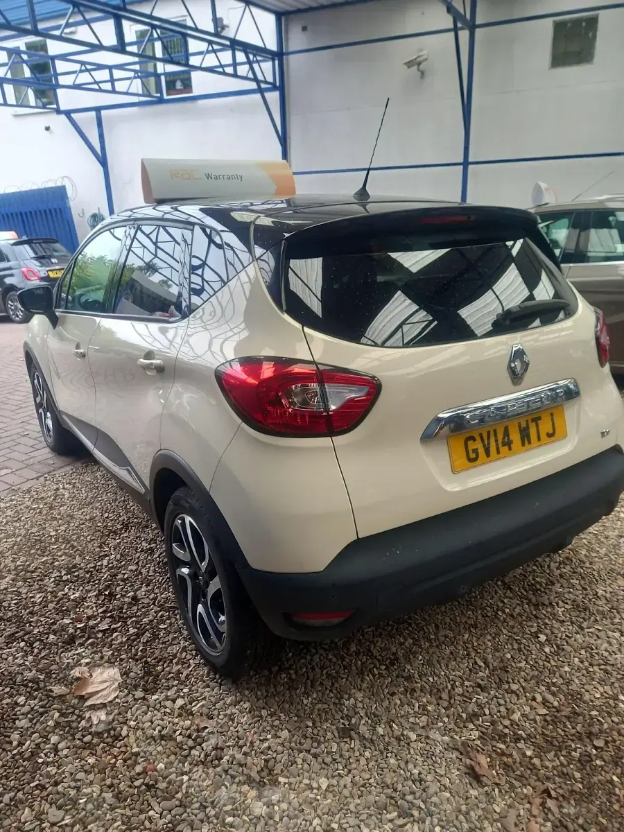 Usado Renault Captur Dynamique 120 CV (88 kW) 2014 Blanco SUV
