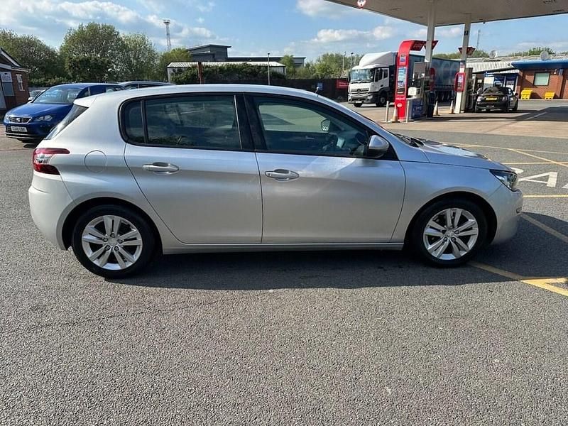 Usado Peugeot 308 Active 100 HP (73 kW) 2015 Prateado Citadino