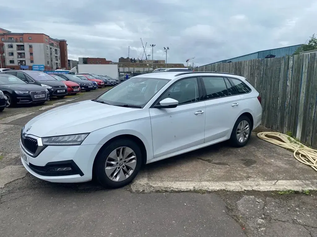 Used Skoda Octavia SE First Edition 110 HP (80 kW) 2021 White Estate