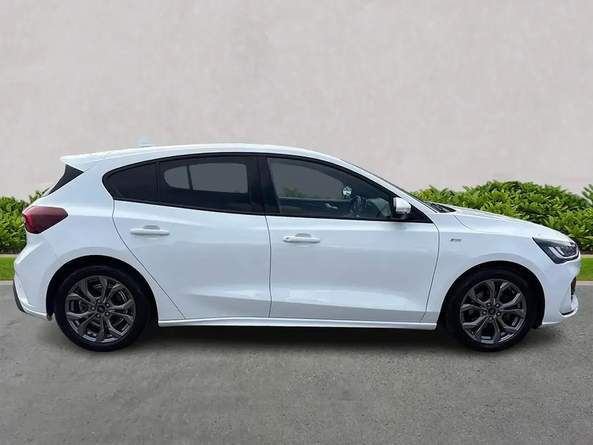 Used Ford Focus ST-Line 125 HP (91 kW) 2024 White Hatchback