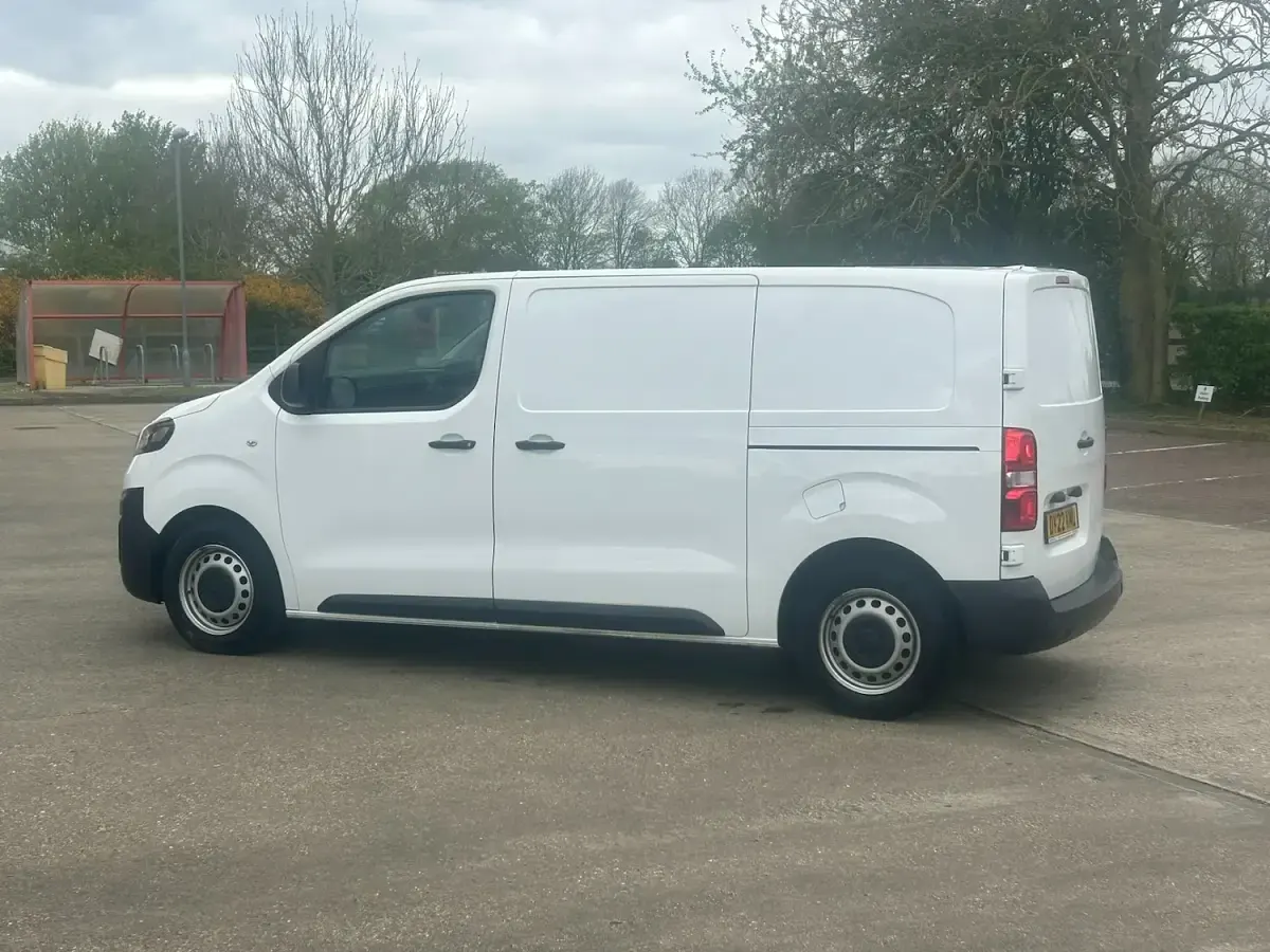 Used Vauxhall Vivaro 100 HP (73 kW) 2022 White MPV