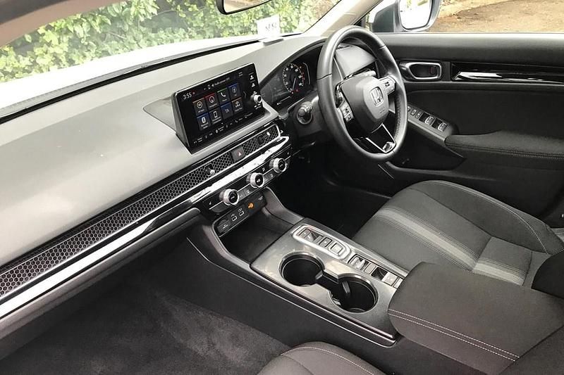 Used Honda Civic Elegance 143 HP (105 kW) 2024 White Hatchback