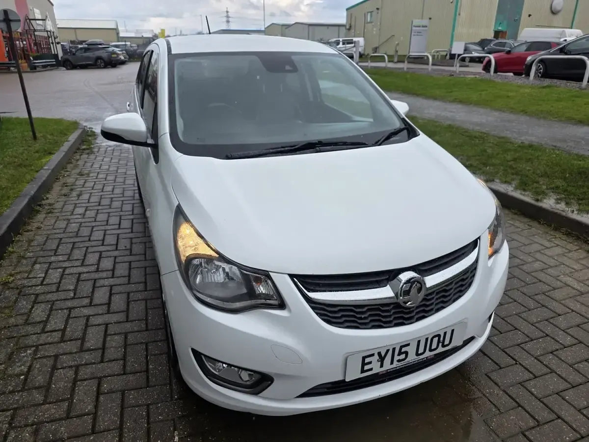 Used Vauxhall Viva 75 HP (55 kW) 2015 White Hatchback
