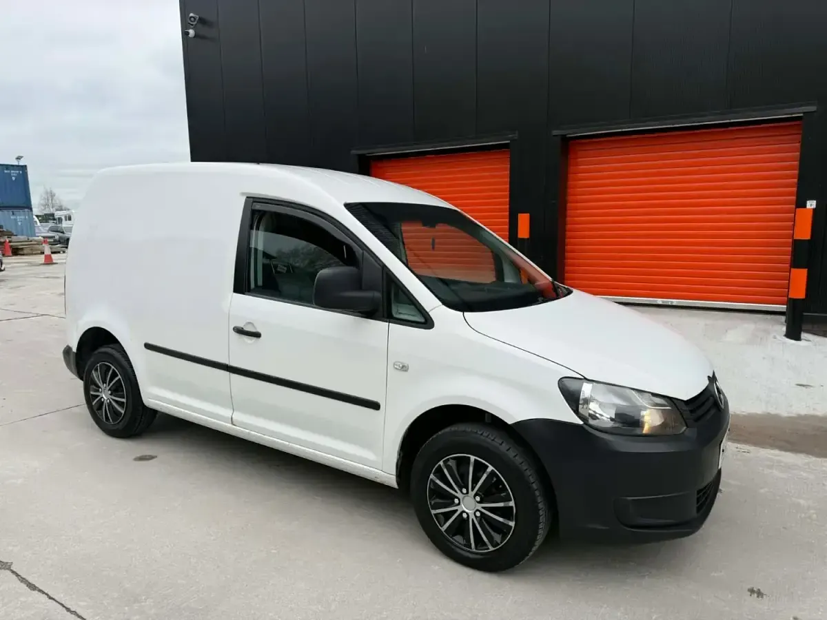 Usado VW Caddy 102 HP (75 kW) 2013 Branco Monovolume