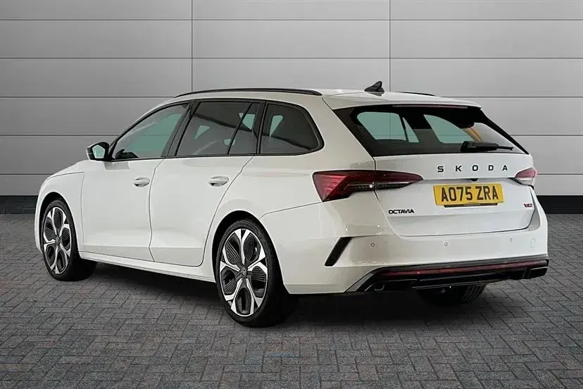 Usado Skoda Octavia vRS 265 HP (194 kW) 2026 Branco Carrinha
