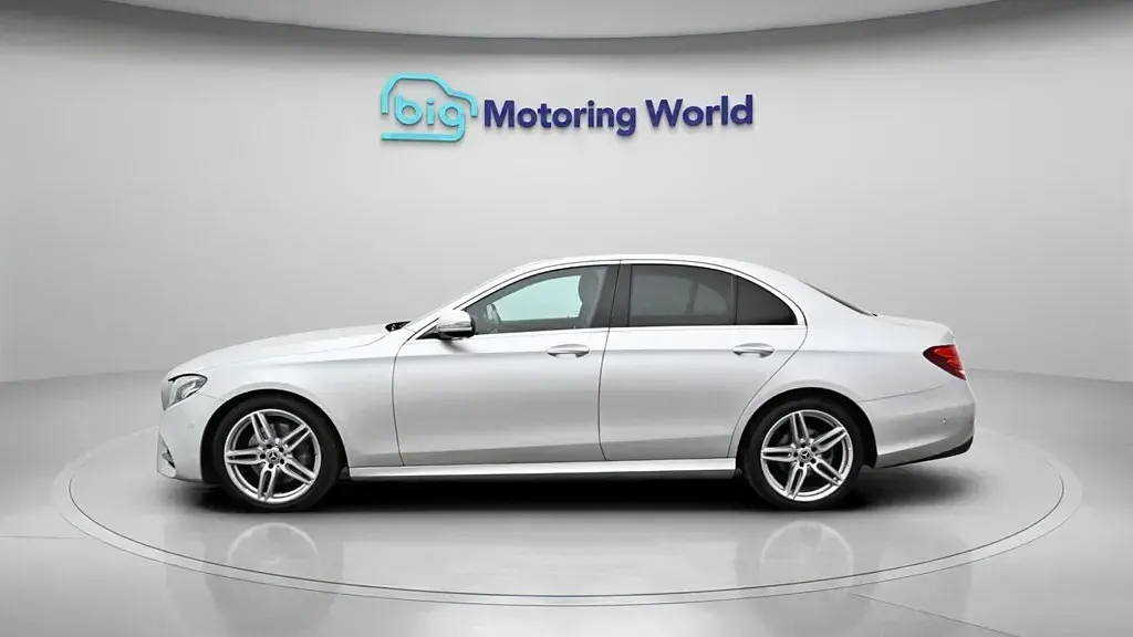 Usado Mercedes E200 AMG line 184 CV (135 kW) 2019 Plateado Berlina