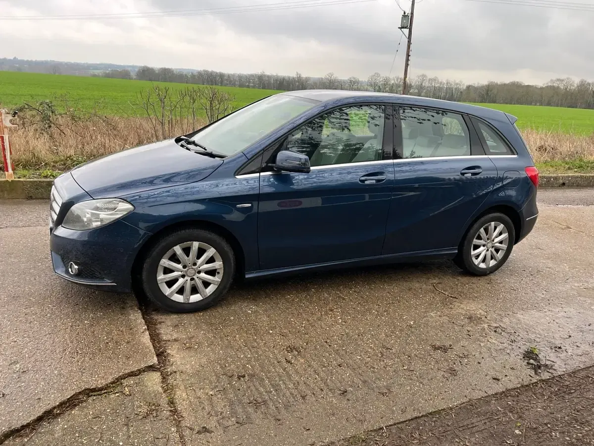 Used Mercedes B180 SE 122 HP (89 kW) 2012 Blue Hatchback