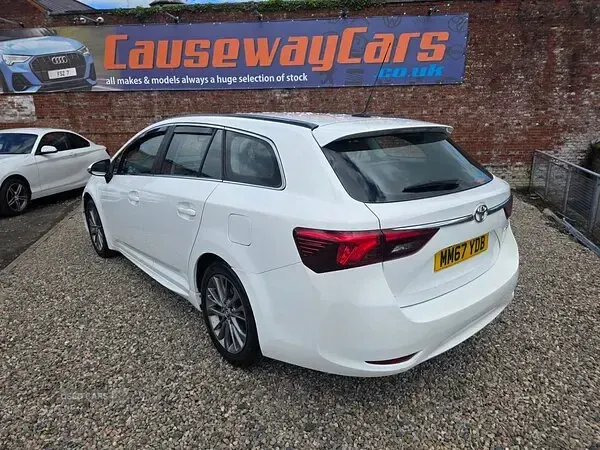 Used Toyota Avensis Business Edition 112 HP (82 kW) 2018 White Estate