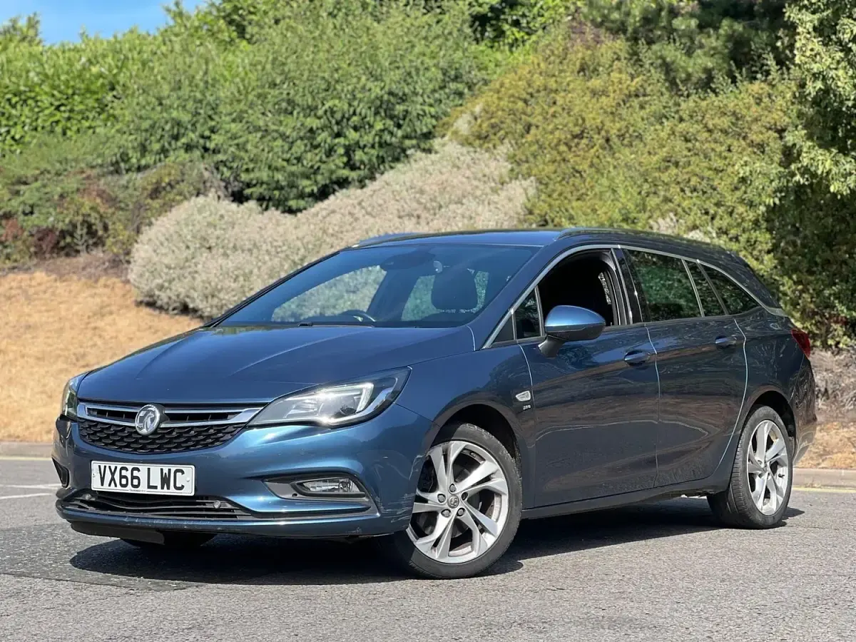 Used Vauxhall Astra SRi 136 HP (100 kW) 2016 Blue Estate