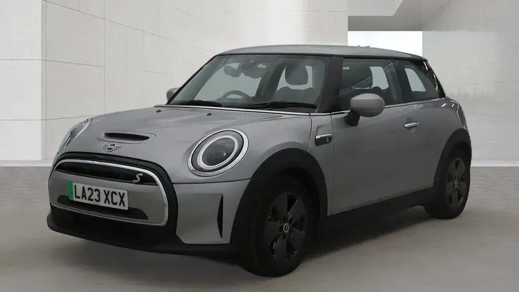 Begagnad Mini Cooper S Hatch 135 kW (184 HK) 2023 Silver Halvkombi