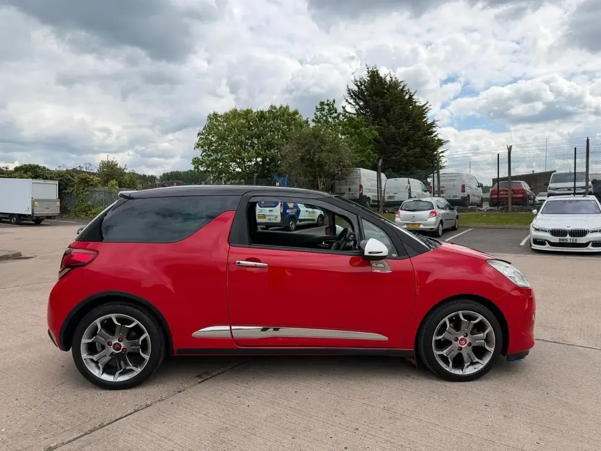 Używany Citroën DS3 2011 Czerwony Hatchback