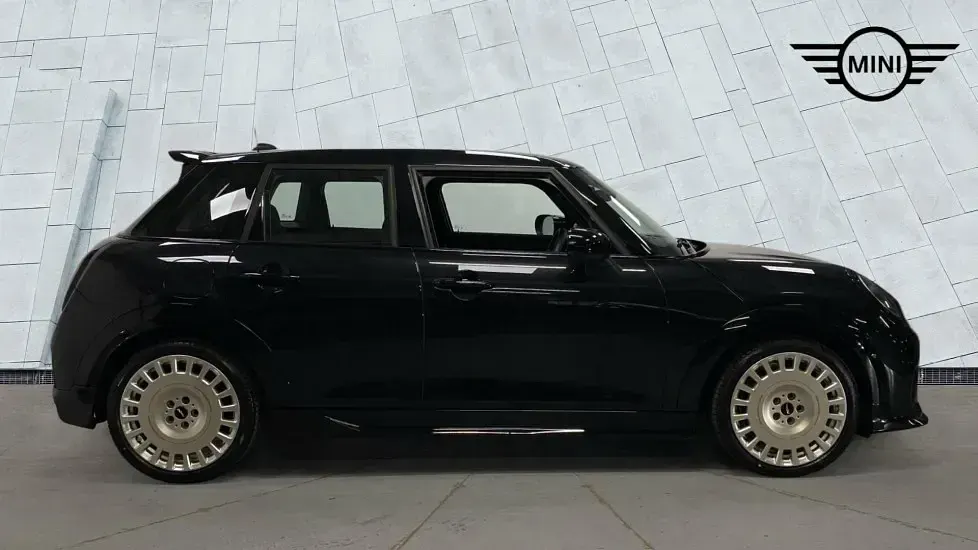 Używany Mini Cooper Hatch 154 KM (113 kW) 2024 Czarny Hatchback
