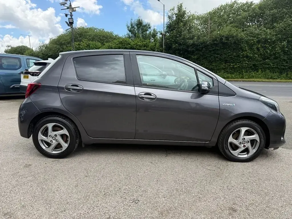 Used Toyota Yaris Hybrid 101 HP (74 kW) 2016 Grey Hatchback
