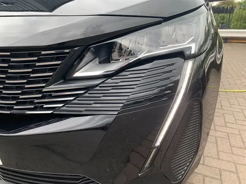 Second-hand Peugeot 5008 Allure 130 CP (95 kW) 2022 Negru SUV