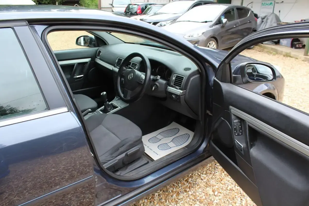 Used Vauxhall Vectra 138 HP (101 kW) 2008 Blue Hatchback