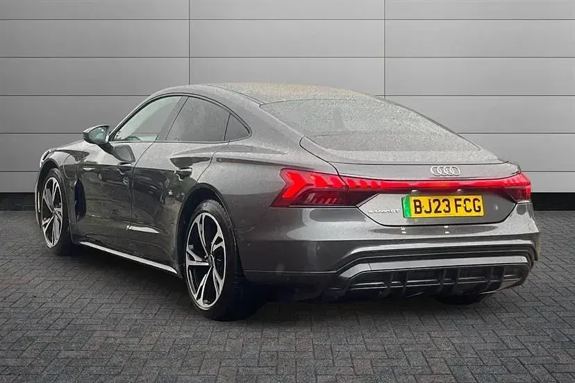 Usado Audi e-tron GT quattro Design 389 kW (530 HP) 2023 Cinzento Sedan