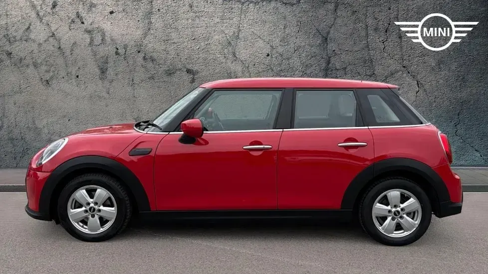 Begagnad Mini Cooper Classic 134 HK (98 kW) 2022 Röd Halvkombi