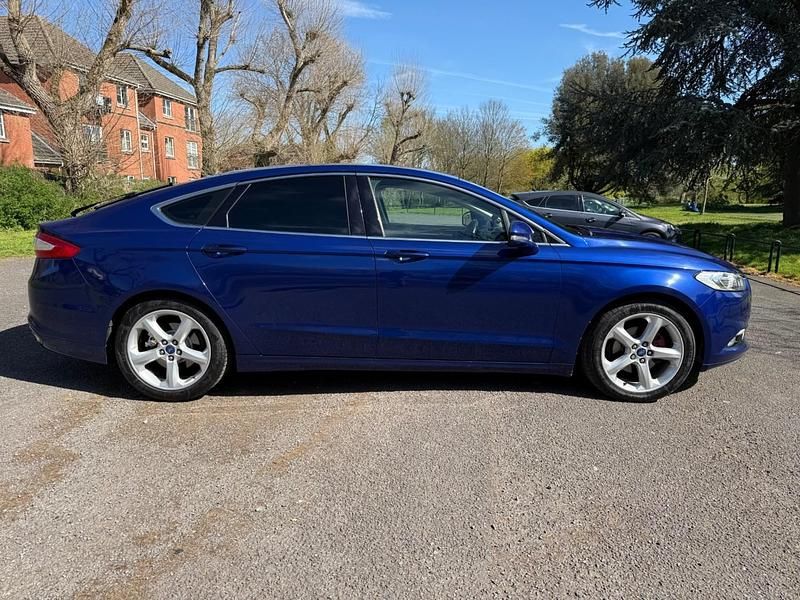 Usado Ford Mondeo Titanium 180 HP (132 kW) 2016 Azul Citadino